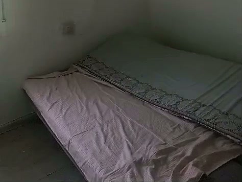 חדר שינה עם מיטה ומזגן