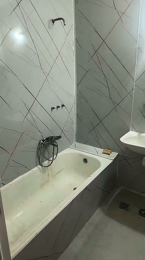 חדר הרחצה עם אמבטיה